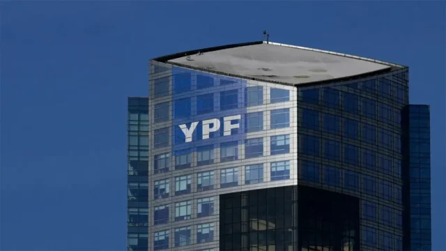 Adcap proyecta una suba del 24% para YPF por Vaca Muerta y sus proyectos