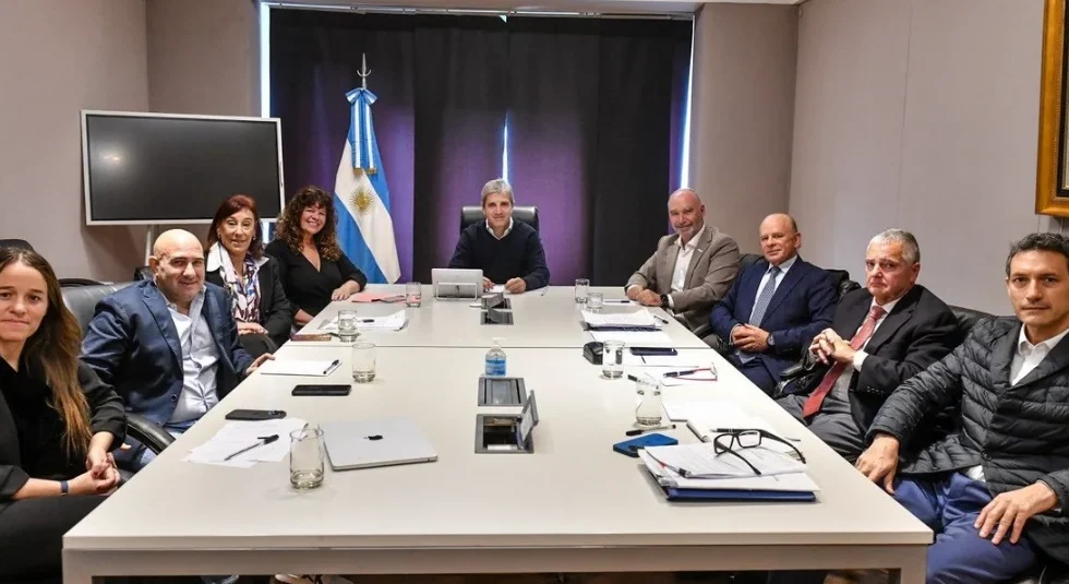 Caputo define plazos de Ganancias mientras impulsa la nueva Ley de Inocencia Fiscal