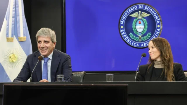 Caputo insiste en que los argentinos ingresen sus dólares al sistema bancario