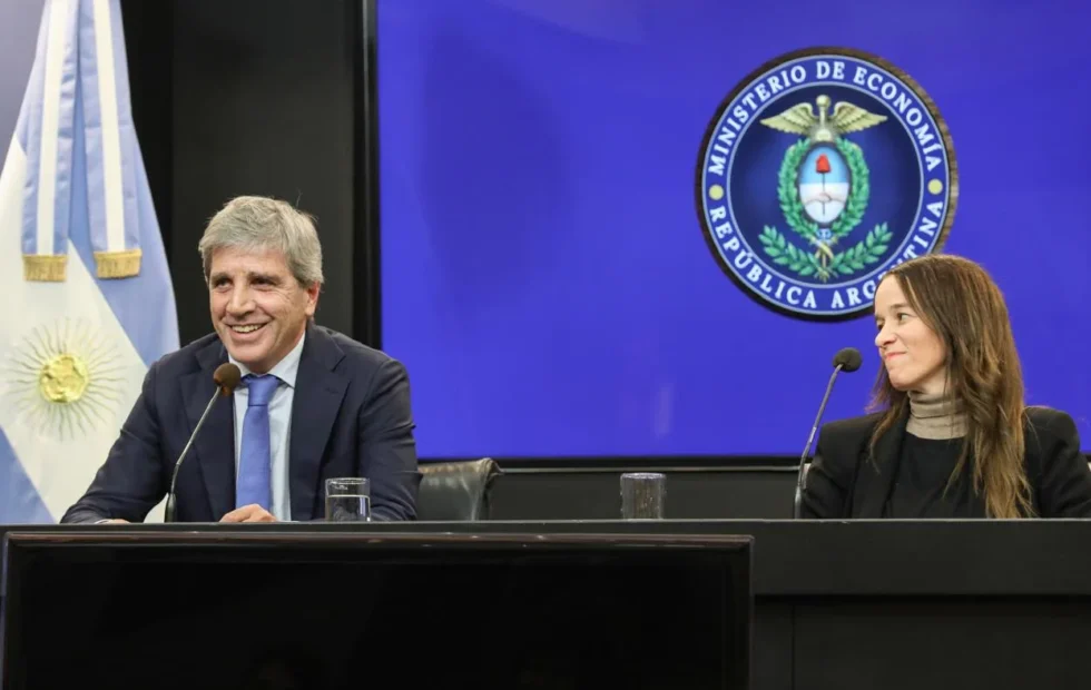 Caputo insiste en que los argentinos ingresen sus dólares al sistema bancario