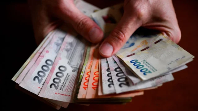 Los salarios formales crecieron menos que la inflación y se amplía la brecha