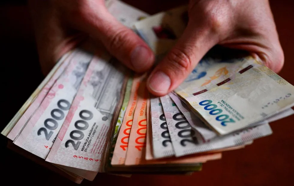Los salarios formales crecieron menos que la inflación y se amplía la brecha