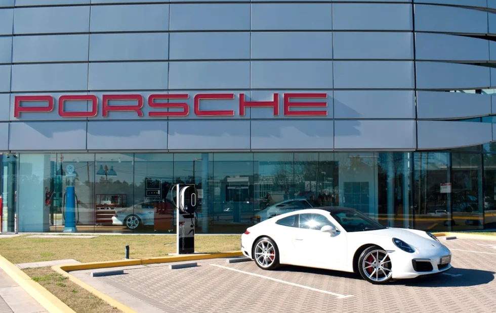 Porsche enfrenta una baja global pero acelera en el mercado argentino