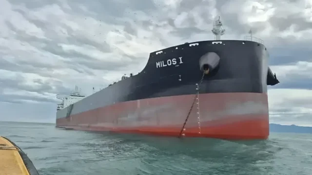 El granelero Milos I fondeó en Mar del Plata tras la muerte de un tripulante