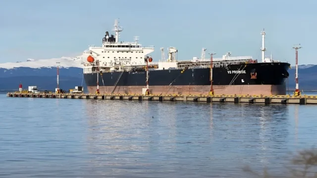 El petrolero VS Promise operó en Ushuaia y profundizó la disputa institucional