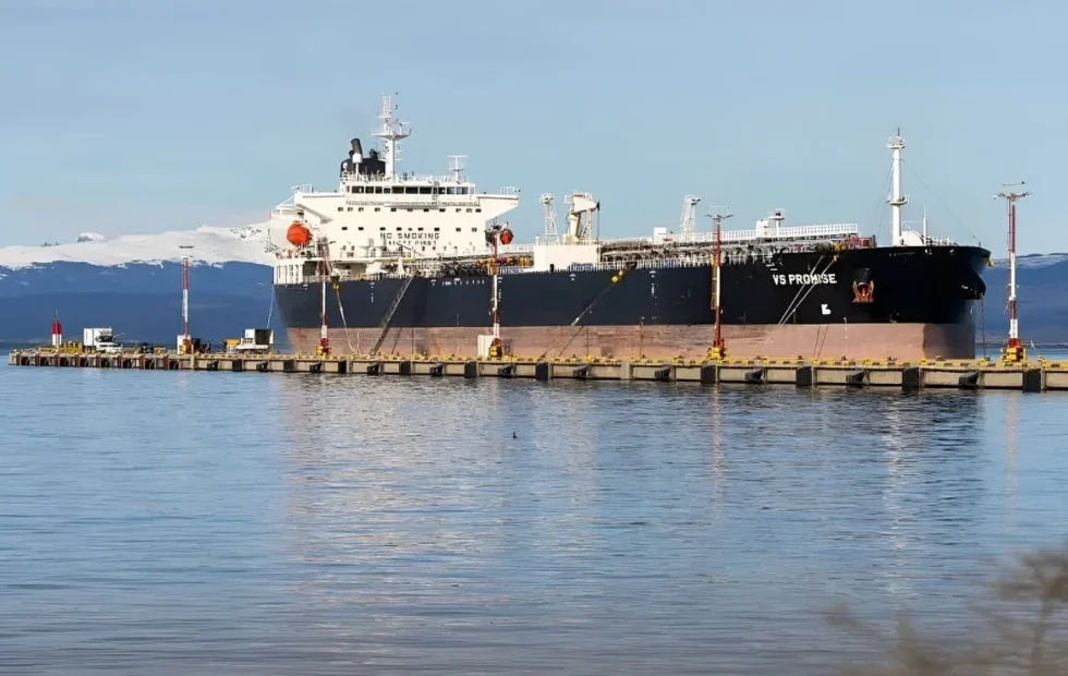 El petrolero VS Promise operó en Ushuaia y profundizó la disputa institucional