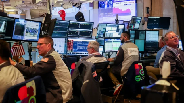 Mercados bajo presión: monedas débiles, dólar récord y cautela inversora