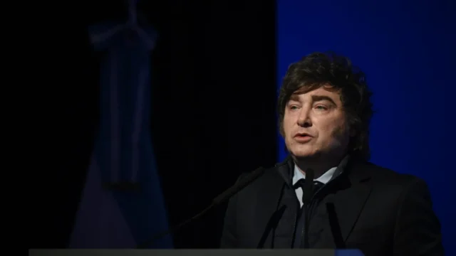 Milei defendió la apertura, pero el consumo y la mora exponen límites