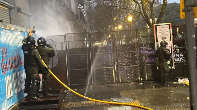 Ocho detenidos y varios heridos durante una protesta frente al Congreso