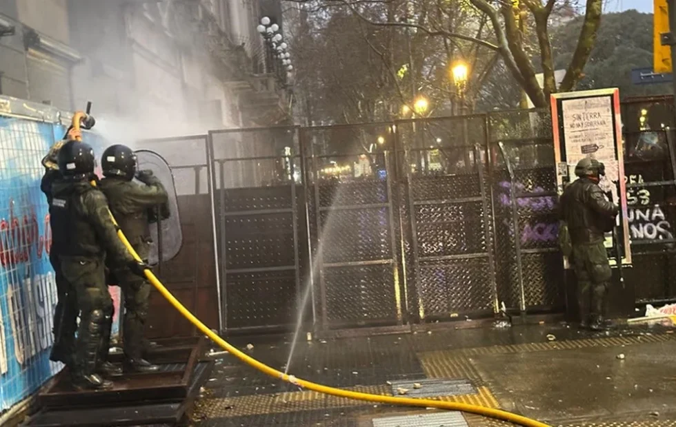 Ocho detenidos y varios heridos durante una protesta frente al Congreso