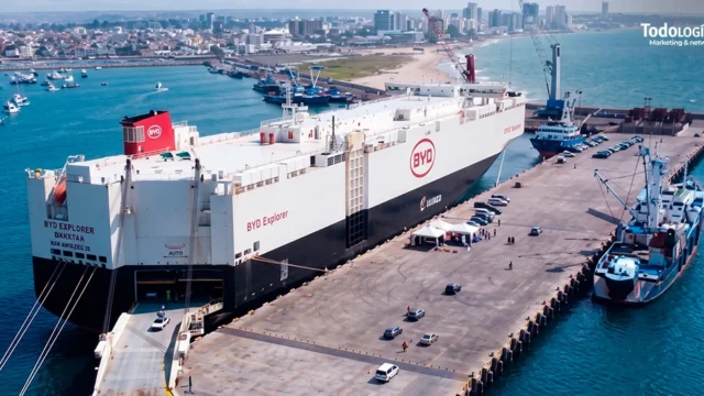 Puerto de Manta recibe por primera vez un buque car carrier de BYD