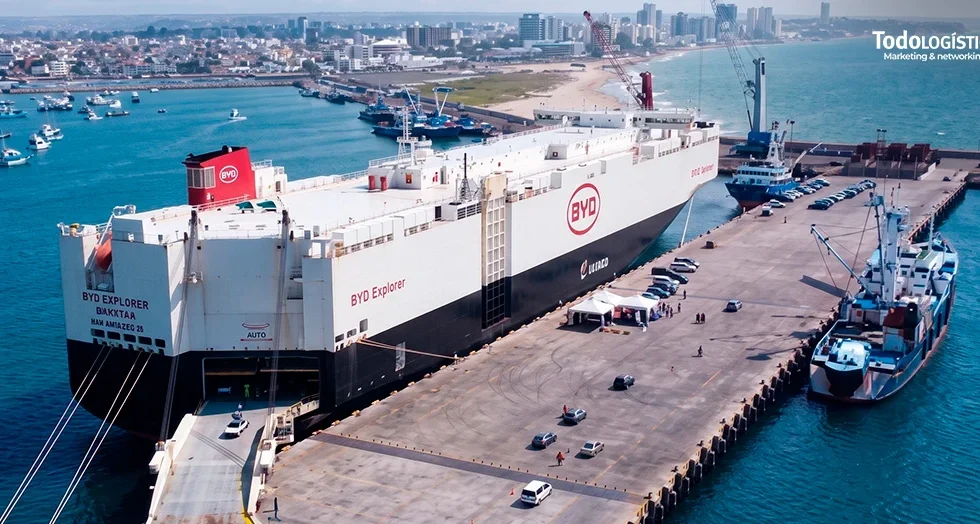 Puerto de Manta recibe por primera vez un buque car carrier de BYD