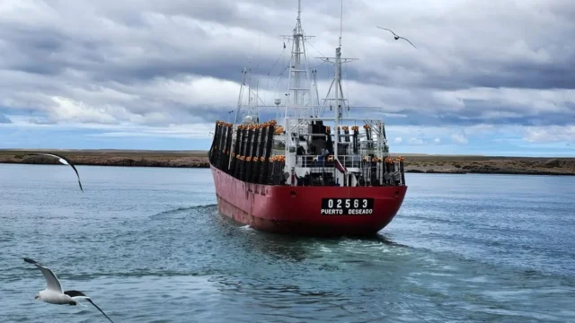 Puerto Deseado sumará seis buques poteros para la próxima temporada de calamar