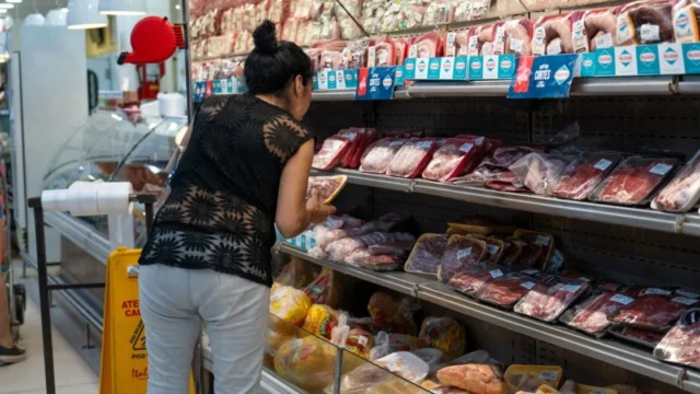 Una familia necesitó $1,56 millones en julio para superar la pobreza