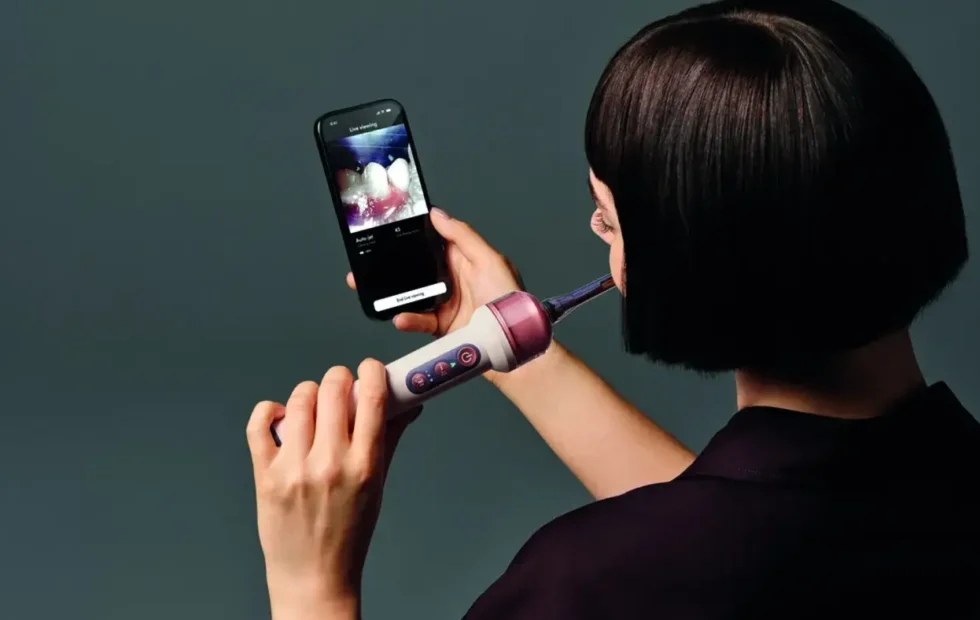 Dyson lanzó un cepillo con cámara e inteligencia artificial por US$ 500