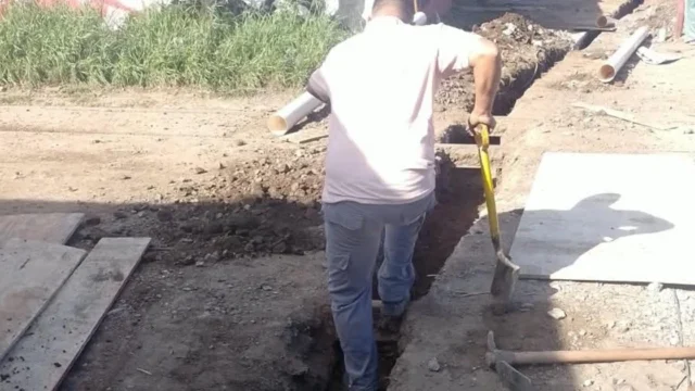 Frenaron una excavación sin permiso para instalar caños en una vereda de Rosario