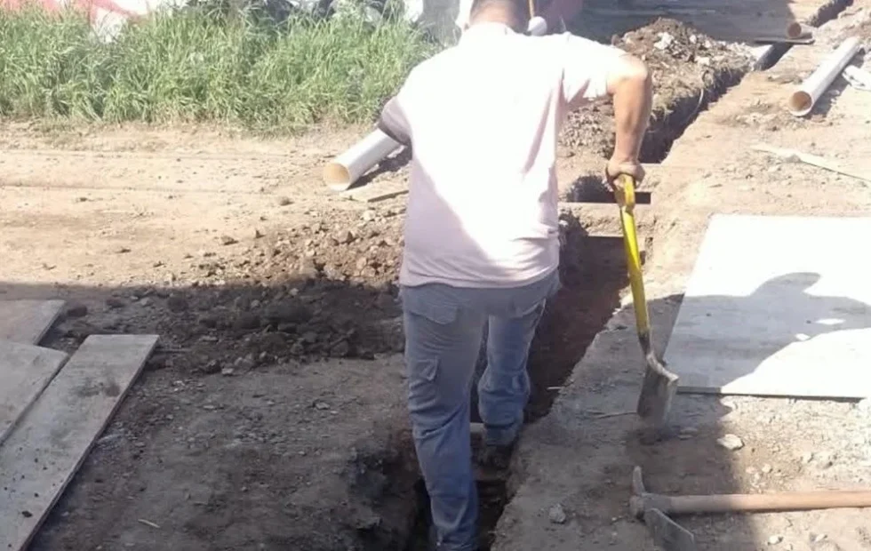 Frenaron una excavación sin permiso para instalar caños en una vereda de Rosario