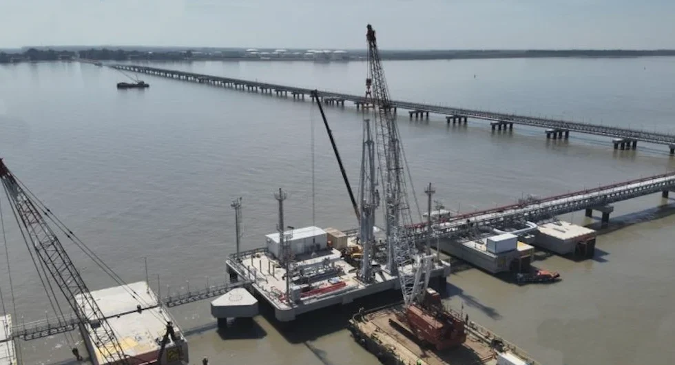 OTAMERICA completó el montaje de los brazos de carga en Puerto Rosales
