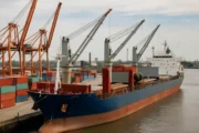 Dock Sud operó en simultáneo al granelero UOT New York y al BBC Raise