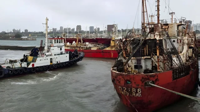 Mar del Plata: dos pesqueros rompieron amarras junto a la escollera norte