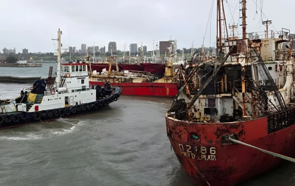 Mar del Plata: dos pesqueros rompieron amarras junto a la escollera norte